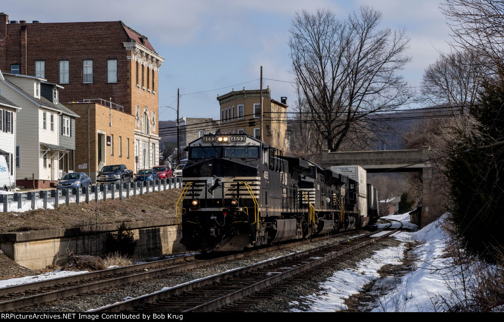 NS 4693 leads stacks westbound through Emmaus